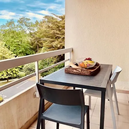 Un Nid Dans Les Pins *