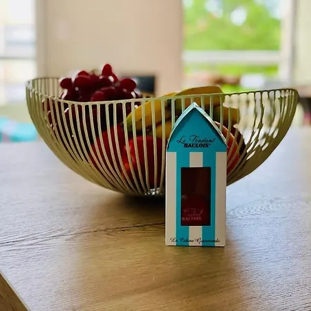 Un Nid Dans Les Pins *