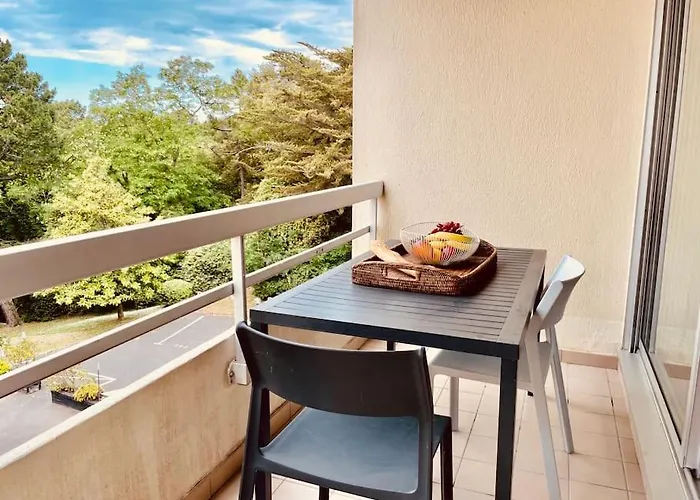 Un Nid Dans Les Pins *